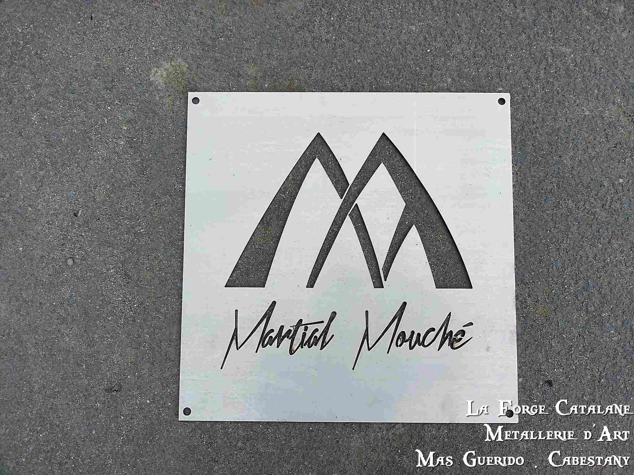 enseigne avec motif decoupe laser  forge catalane.jpg